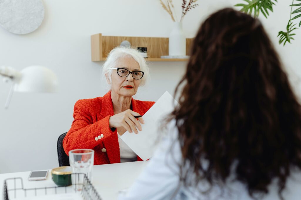 Échange assistante sociale et senior au travail